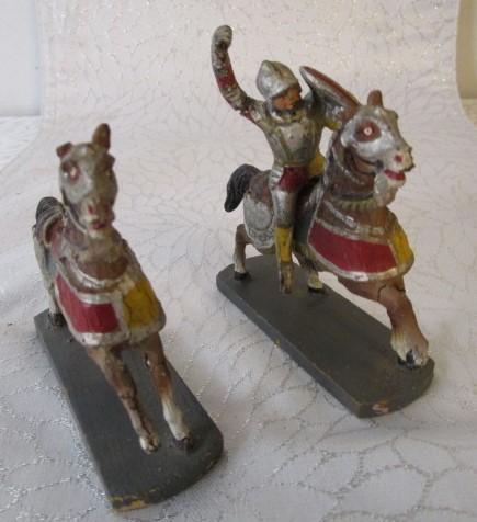 Gammelt legetøj 2 dele, ridder med hest samt hest