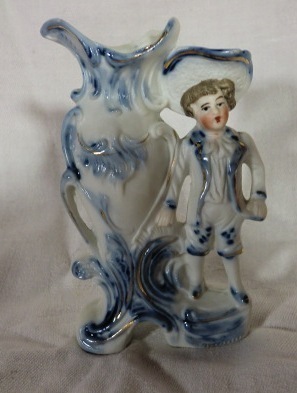 Engelsk figur med lille vase