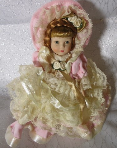 Porcelæns dukke, med lyserød kjole og hat