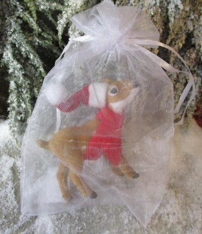 Bambi med nissehue, i gavepose