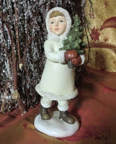 Vinterpige figur med juletræ