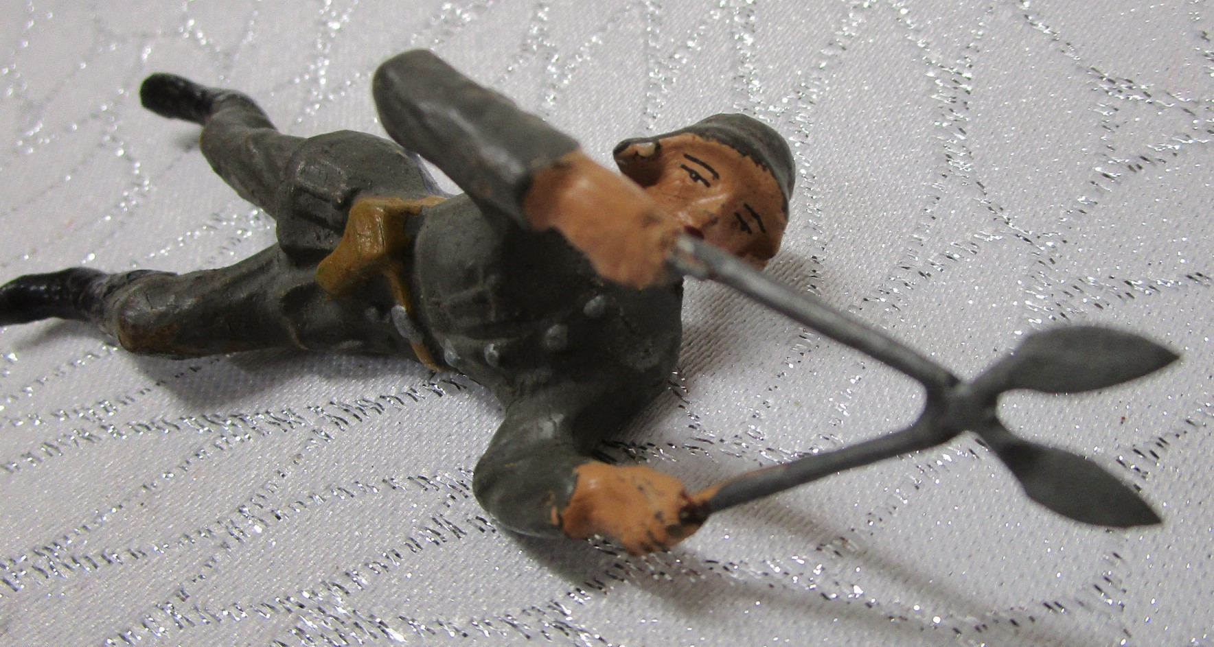Gammel Lineol figur, liggende Tysk soldat