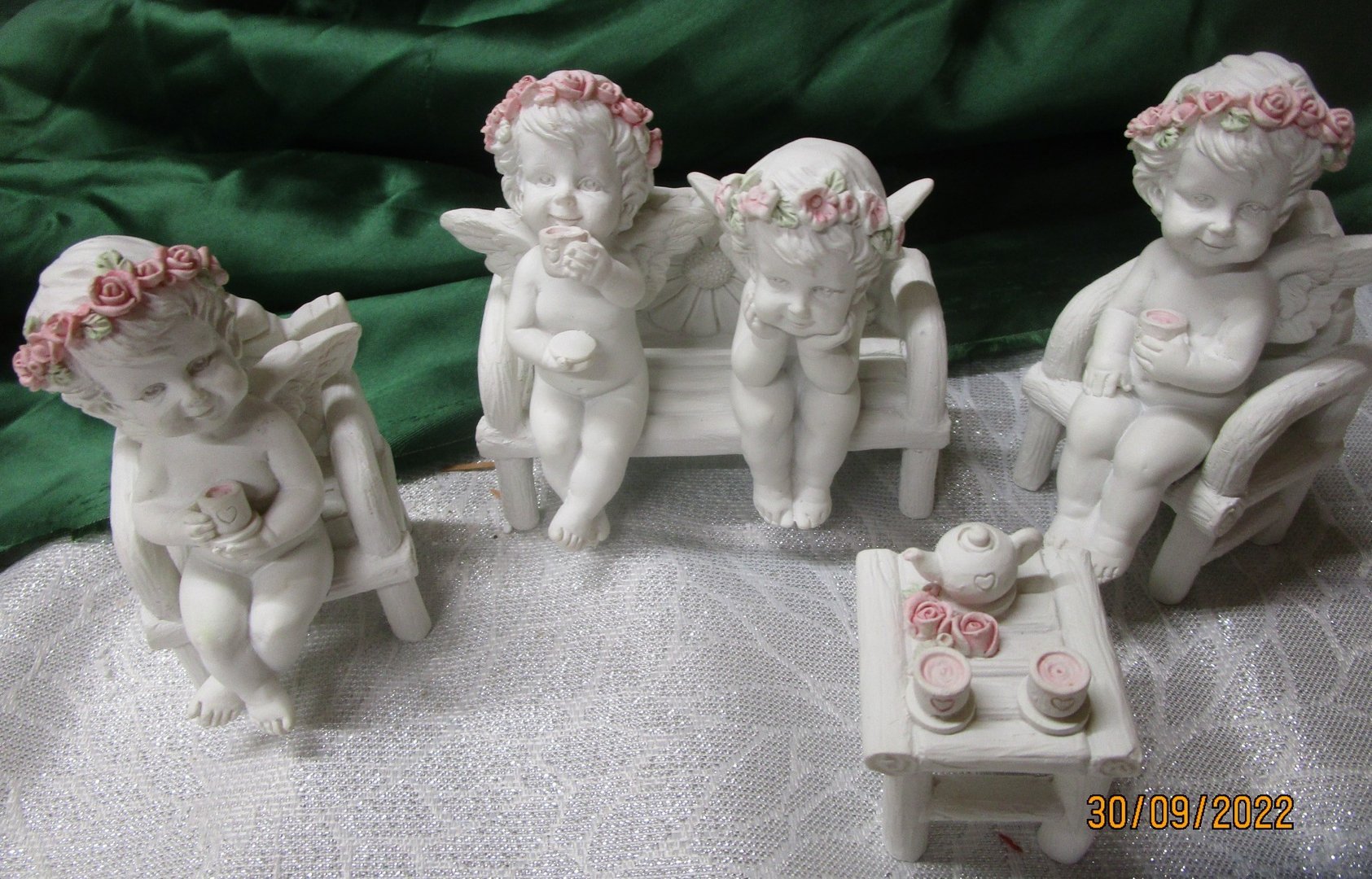 Dukkehusmøbler med engle der sidder